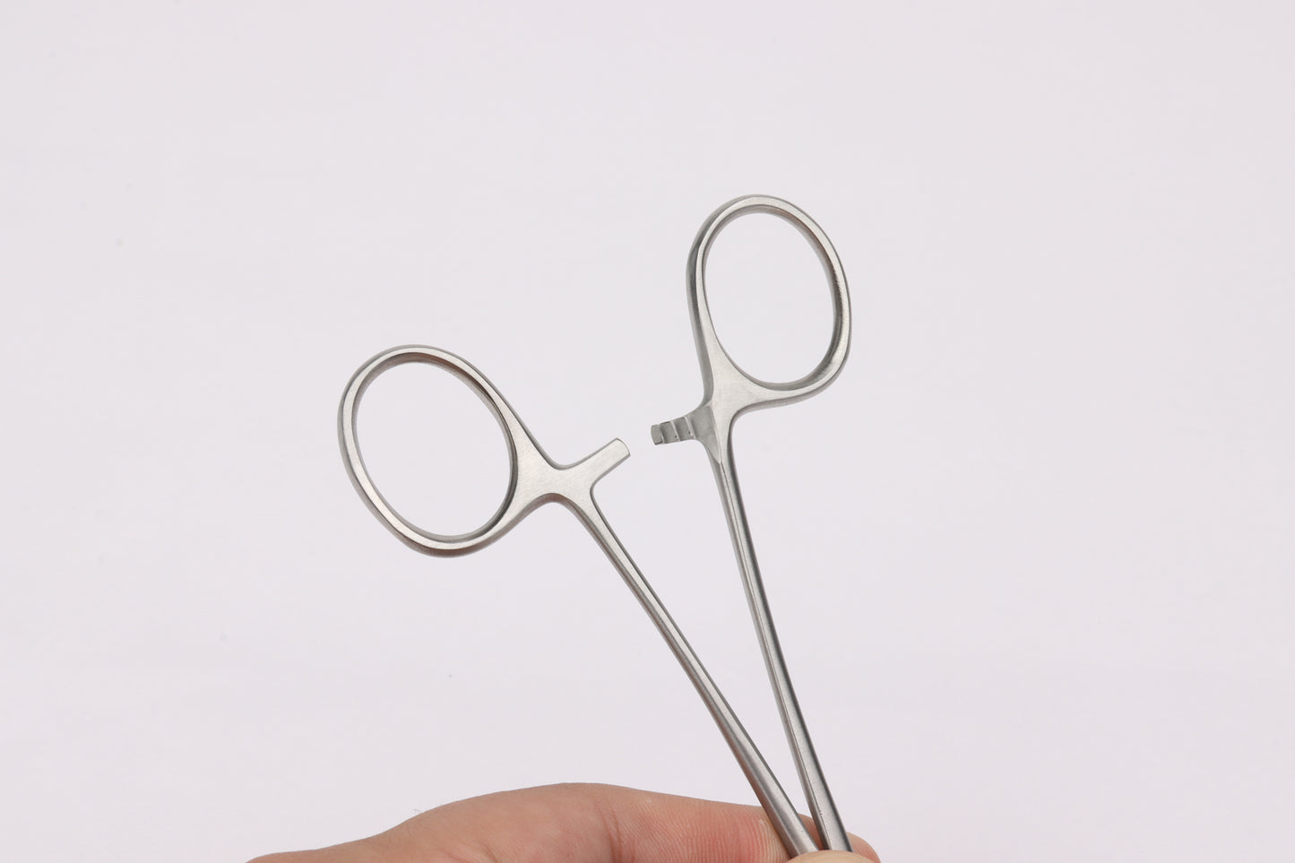 Ophthalmic needle holder