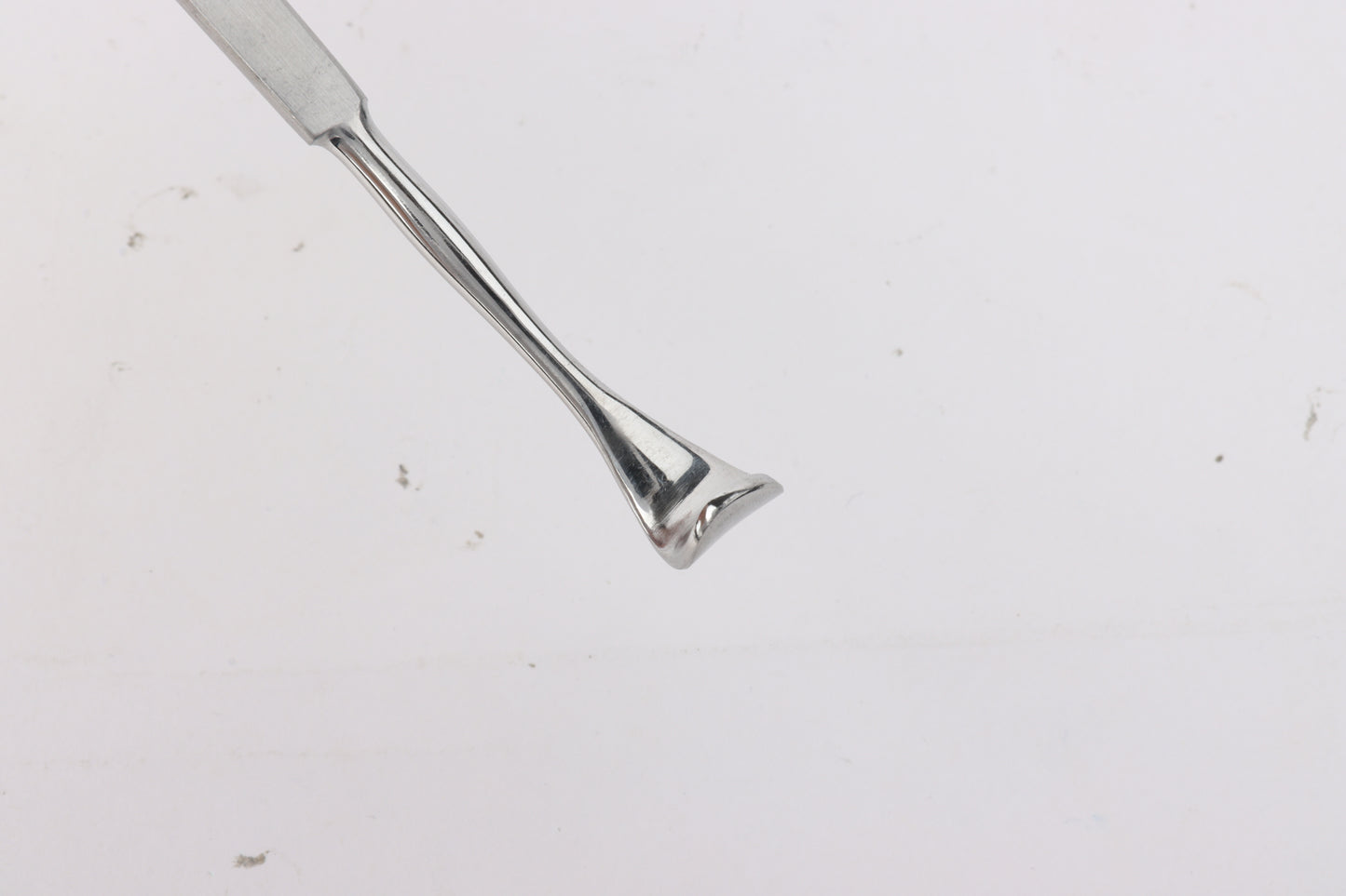 Eyelid retractor